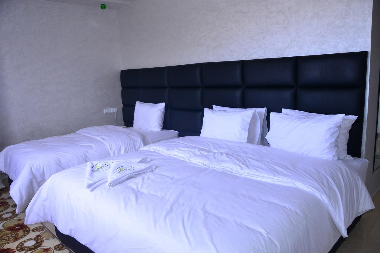 Hotel Hadaik Ain Asserdoune 贝尼迈拉勒 外观 照片